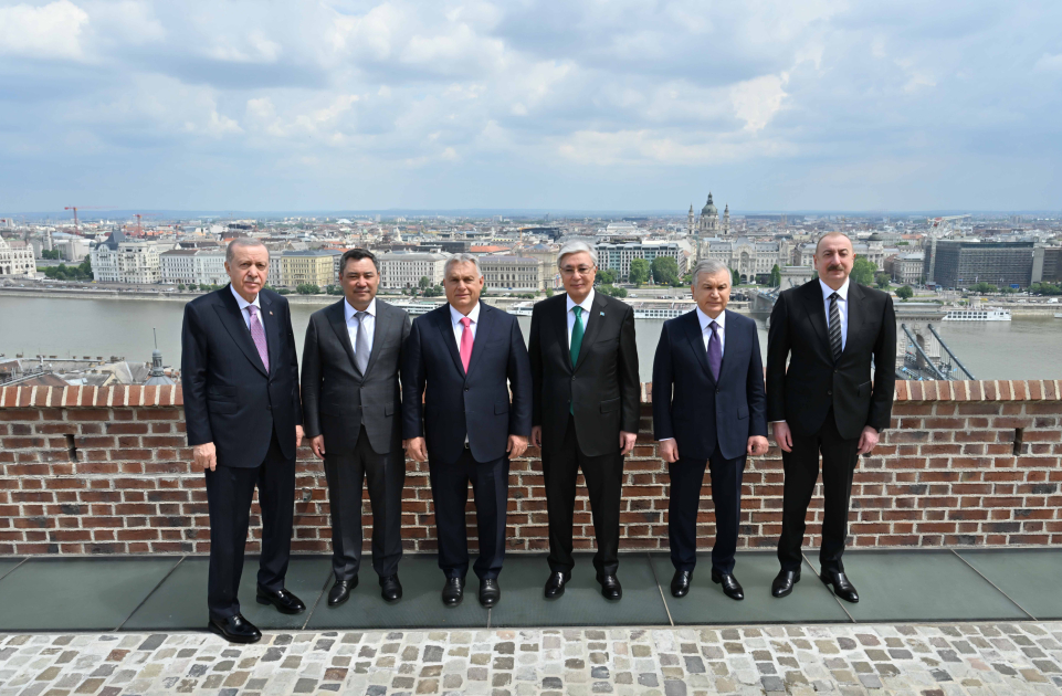 Prezident İlham Əliyev Budapeştdə TDT-nin dövlət və hökumət başçılarının şərəfinə verilən rəsmi lançda iştirak edib (FOTO/VİDEO)