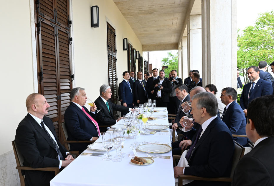 Prezident İlham Əliyev Budapeştdə TDT-nin dövlət və hökumət başçılarının şərəfinə verilən rəsmi lançda iştirak edib (FOTO/VİDEO)