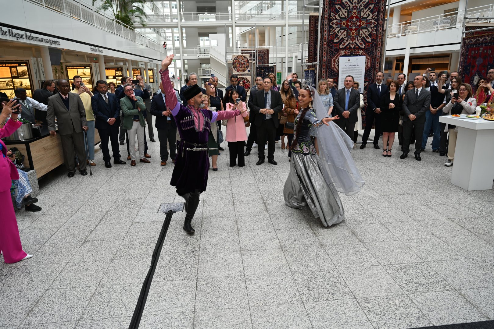 Niderlandda “Azərbaycan Xalçalarının Möhtəşəmliyi: Sənət Vasitəsilə Öyrənmək” xalça sərgisinin açılış mərasimi keçirilib (FOTO/VİDEO)