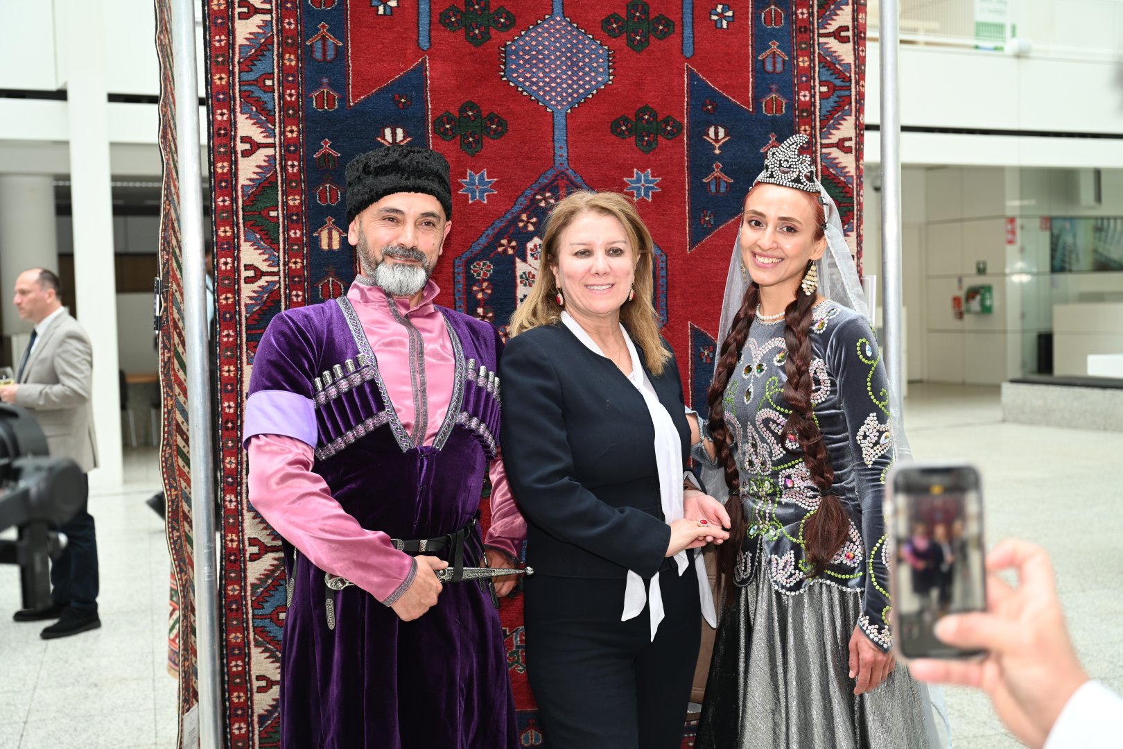 Niderlandda “Azərbaycan Xalçalarının Möhtəşəmliyi: Sənət Vasitəsilə Öyrənmək” xalça sərgisinin açılış mərasimi keçirilib (FOTO/VİDEO)