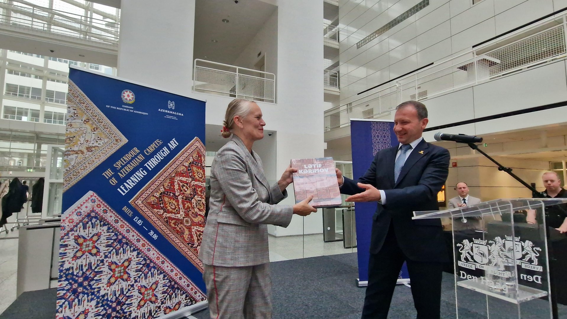 Niderlandda “Azərbaycan Xalçalarının Möhtəşəmliyi: Sənət Vasitəsilə Öyrənmək” xalça sərgisinin açılış mərasimi keçirilib (FOTO/VİDEO)
