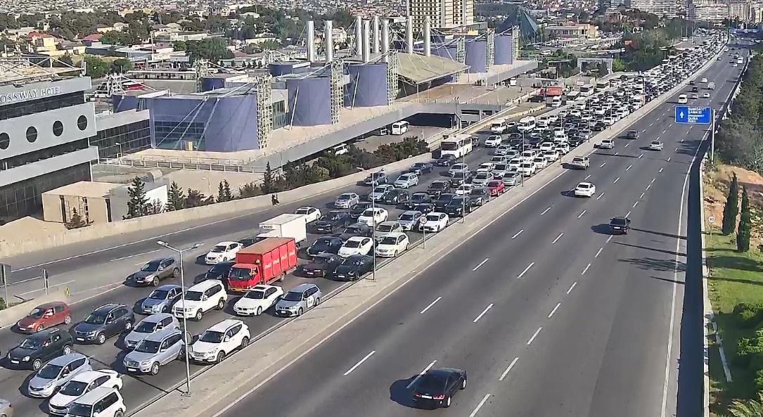 Sürücülərin NƏZƏRİNƏ: Bakıda bu yollarda sıxlıq var - SİYAHI (FOTO)