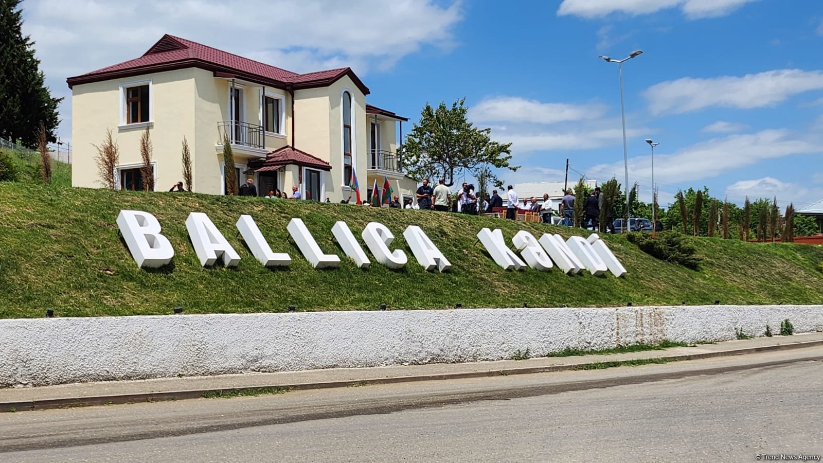 Növbəti köç karvanı Ballıca kəndinə çatıb: açarlar təqdim olunub (FOTO) (YENİLƏNİB)