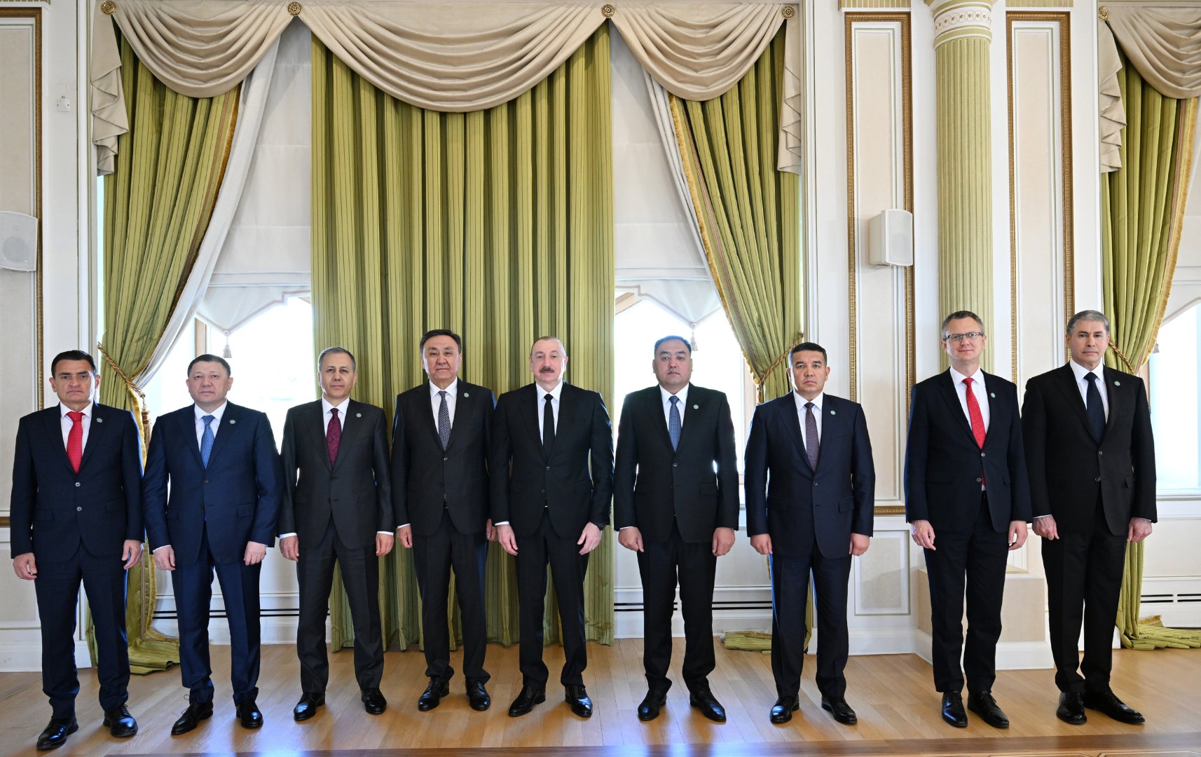 Prezident İlham Əliyev TDT-nin daxili işlər nazirlərinin ikinci görüşünün iştirakçılarından ibarət nümayəndə heyətini qəbul edib (FOTO)
