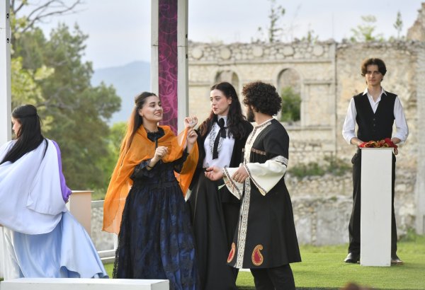 Xarıbülbül Festivalı çərçivəsində Şuşada teatr tamaşası nümayiş olunub (FOTO)