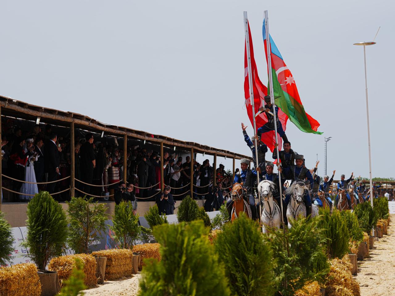 Türkiyə Prezidenti Rəcəb Tayyib Ərdoğan və xanımı Azərbaycan nümayəndə heyətinin çıxışını izlədilər (FOTO)