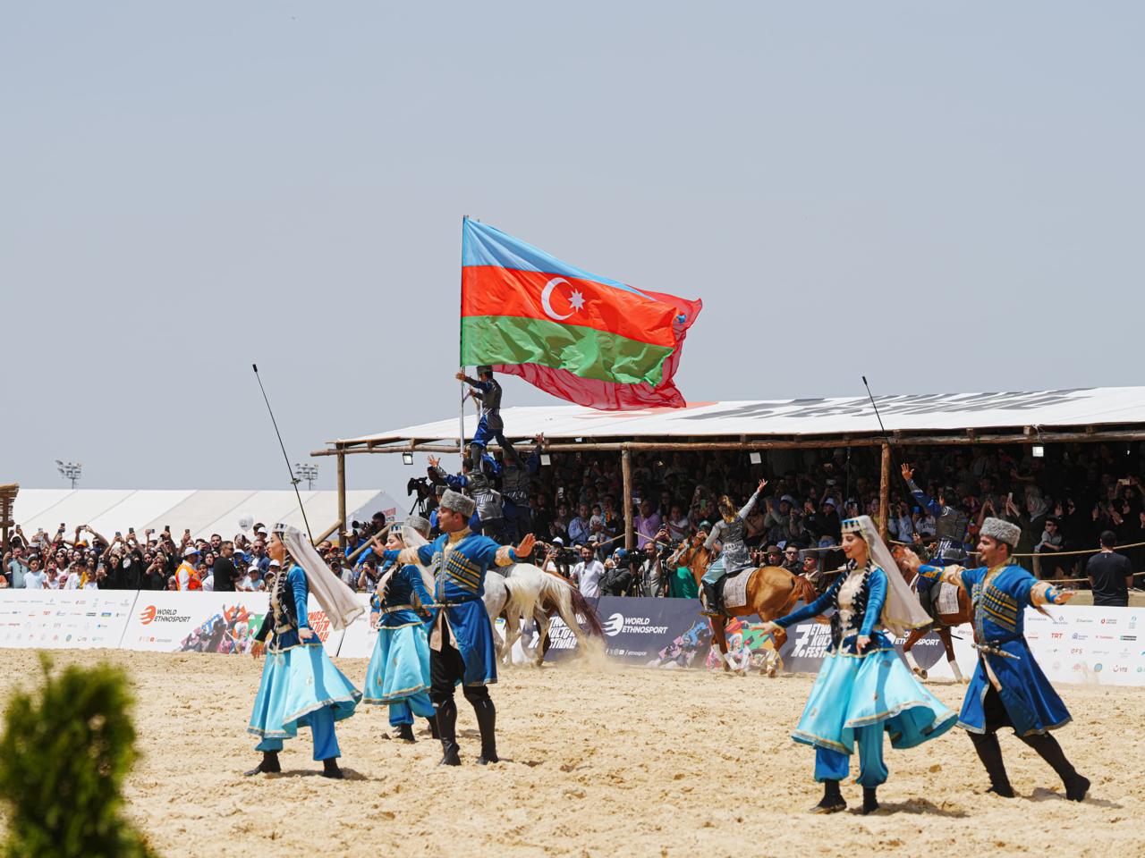 Türkiyə Prezidenti Rəcəb Tayyib Ərdoğan və xanımı Azərbaycan nümayəndə heyətinin çıxışını izlədilər (FOTO)
