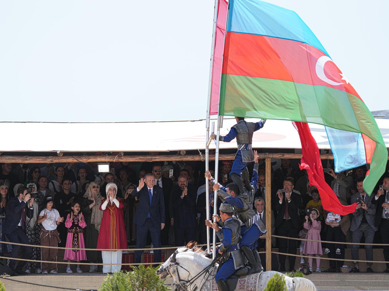 Türkiyə Prezidenti Rəcəb Tayyib Ərdoğan və xanımı Azərbaycan nümayəndə heyətinin çıxışını izlədilər (FOTO)