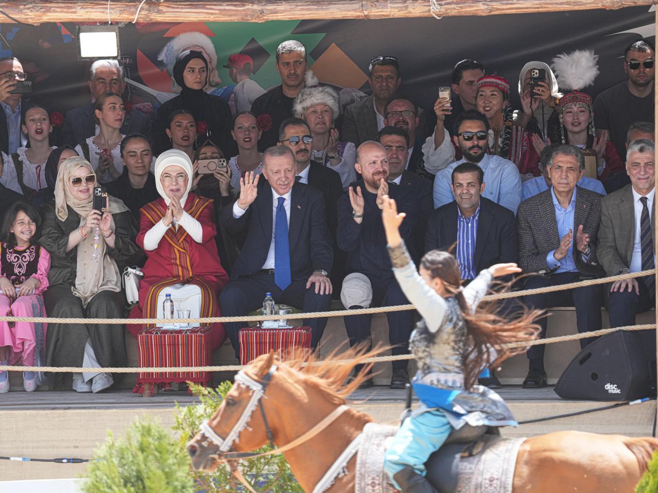 Türkiyə Prezidenti Rəcəb Tayyib Ərdoğan və xanımı Azərbaycan nümayəndə heyətinin çıxışını izlədilər (FOTO)