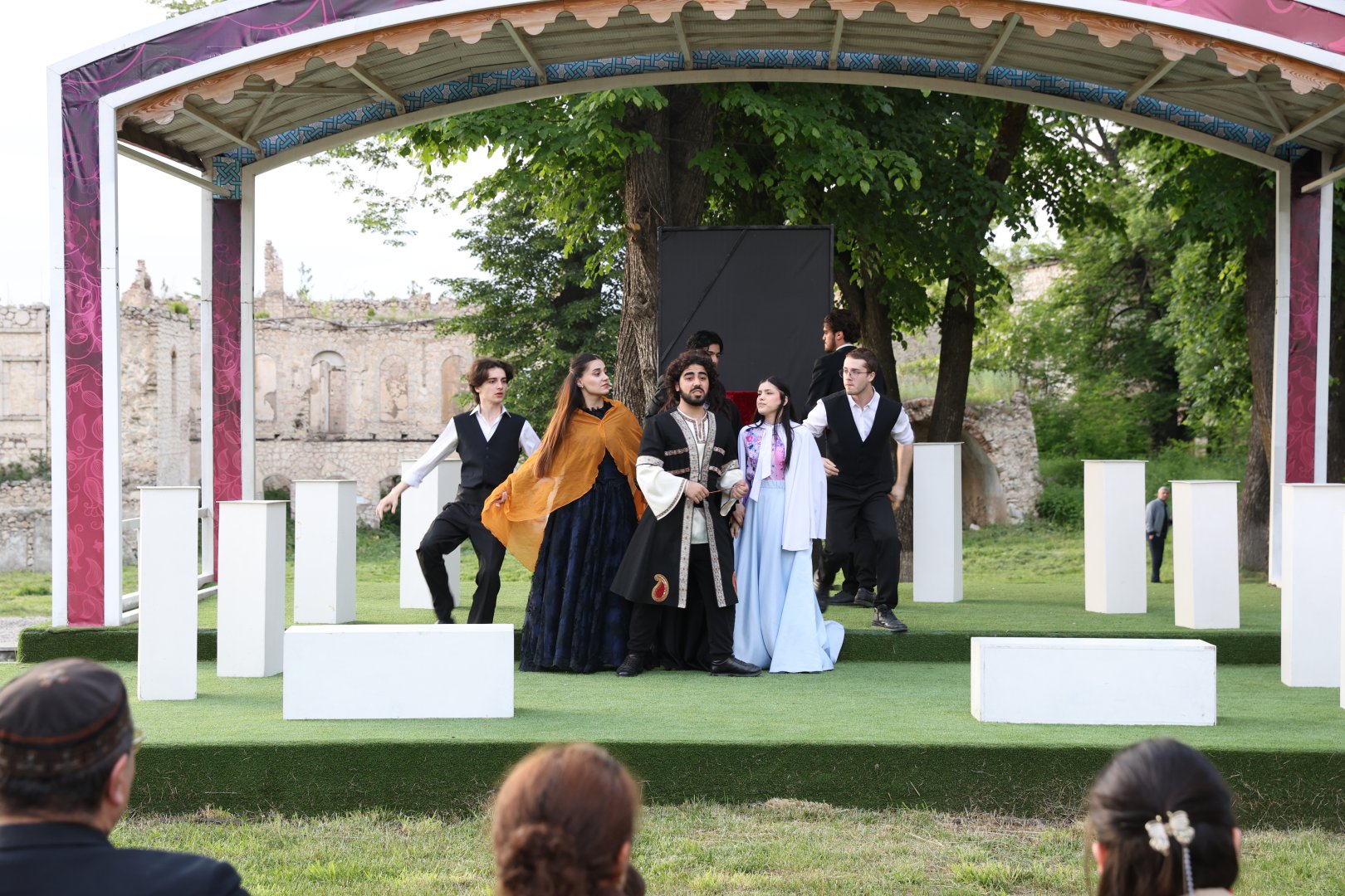 Xarıbülbül Festivalı çərçivəsində Şuşada teatr tamaşası nümayiş olunub (FOTO)