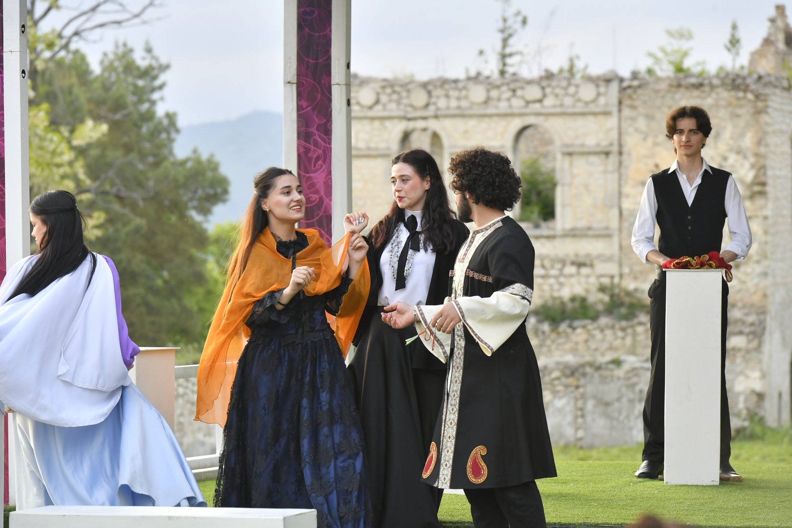 Xarıbülbül Festivalı çərçivəsində Şuşada teatr tamaşası nümayiş olunub (FOTO)