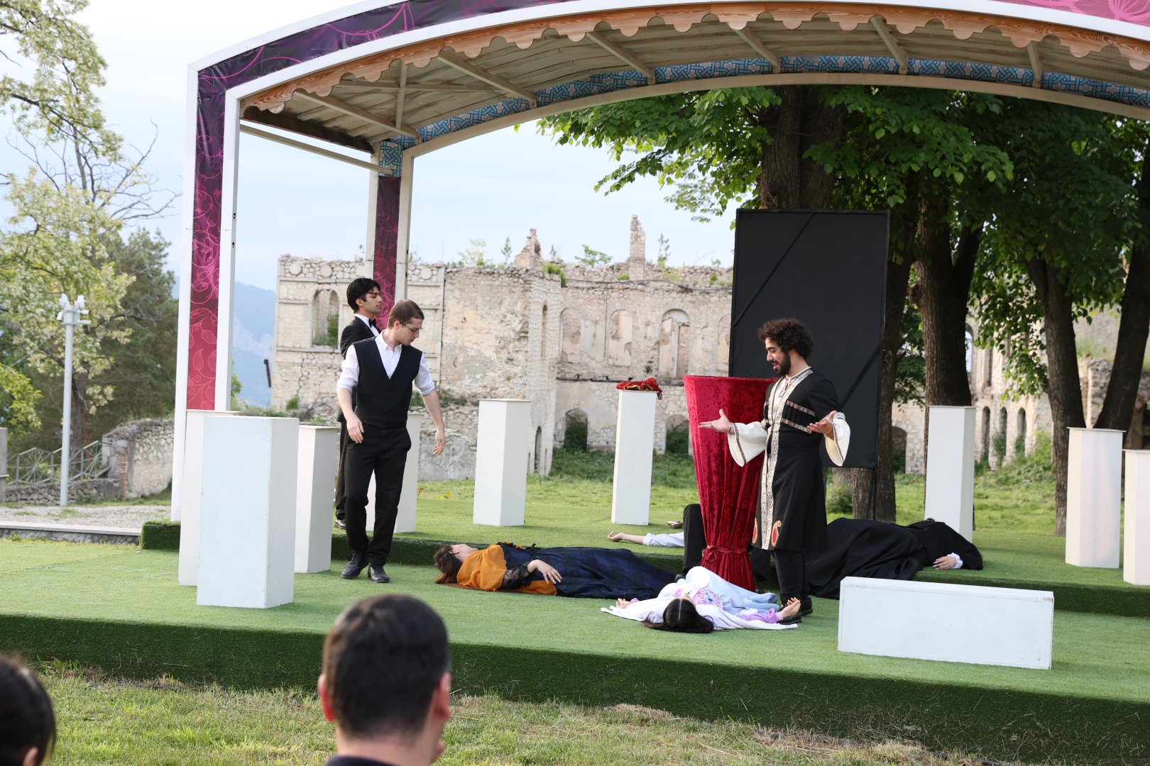 Xarıbülbül Festivalı çərçivəsində Şuşada teatr tamaşası nümayiş olunub (FOTO)