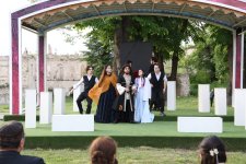 Xarıbülbül Festivalı çərçivəsində Şuşada teatr tamaşası nümayiş olunub (FOTO)