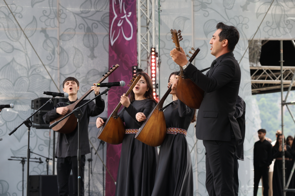 Şuşada “Xarıbülbül” Beynəlxalq Musiqi Festivalı davam edir (FOTO)