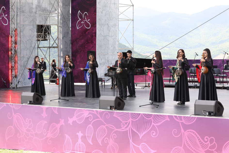 Şuşada “Xarıbülbül” Beynəlxalq Musiqi Festivalı davam edir (FOTO)