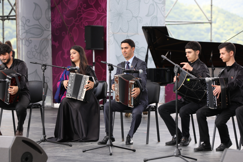 Şuşada “Xarıbülbül” Beynəlxalq Musiqi Festivalı davam edir (FOTO)