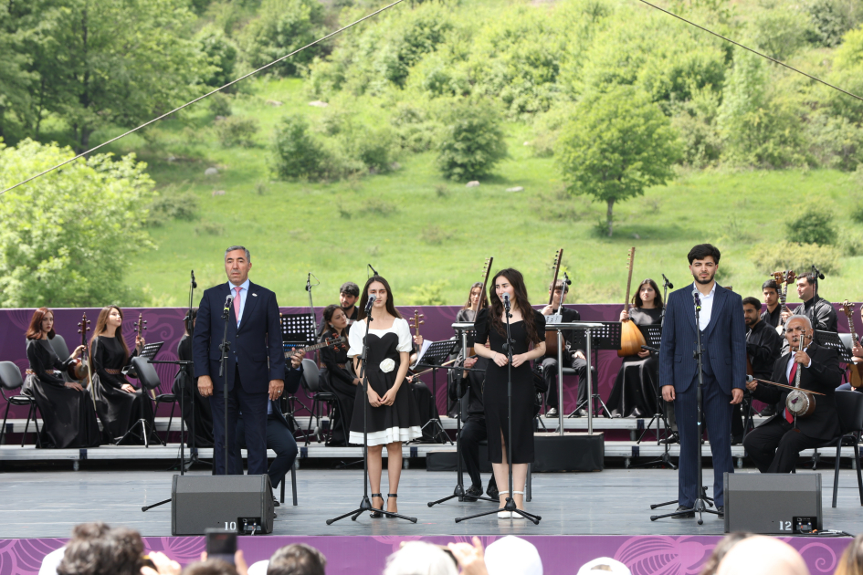 Şuşada “Xarıbülbül” Beynəlxalq Musiqi Festivalı davam edir (FOTO)