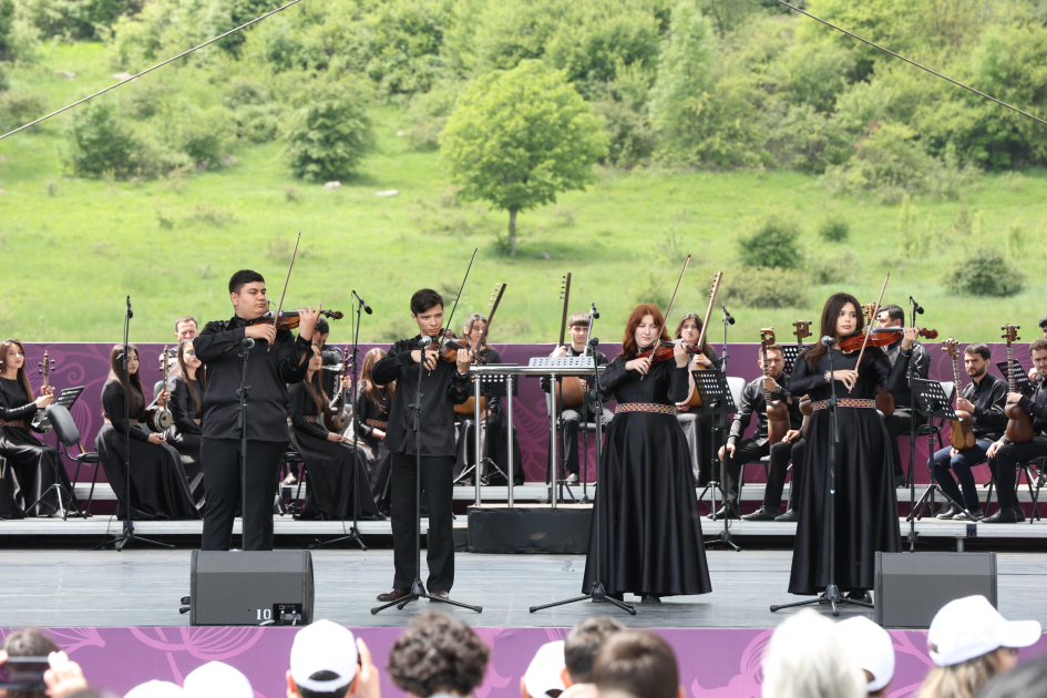 Şuşada “Xarıbülbül” Beynəlxalq Musiqi Festivalı davam edir (FOTO)