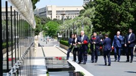 Ukraynanın xarici işlər naziri Bakıda Zəfər parkını və Şəhidlər xiyabanını ziyarət edib (FOTO)