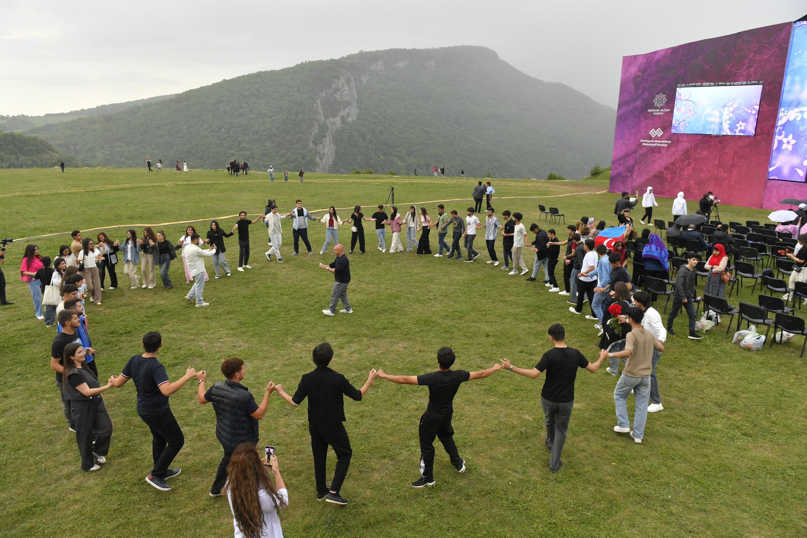 “Xarıbülbül” Beynəlxalq Musiqi Festivalında Polad Bülbüloğlunun konserti olub (FOTO)