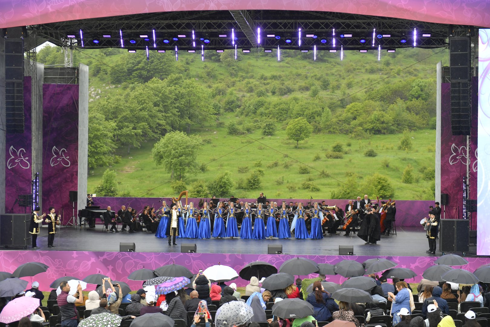 “Xarıbülbül” Beynəlxalq Musiqi Festivalında Polad Bülbüloğlunun konserti olub (FOTO)