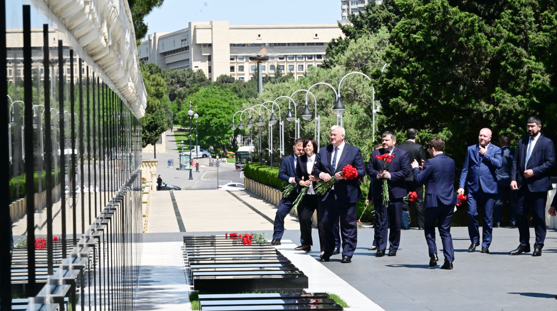 Ukraynanın xarici işlər naziri Bakıda Zəfər parkını və Şəhidlər xiyabanını ziyarət edib (FOTO)