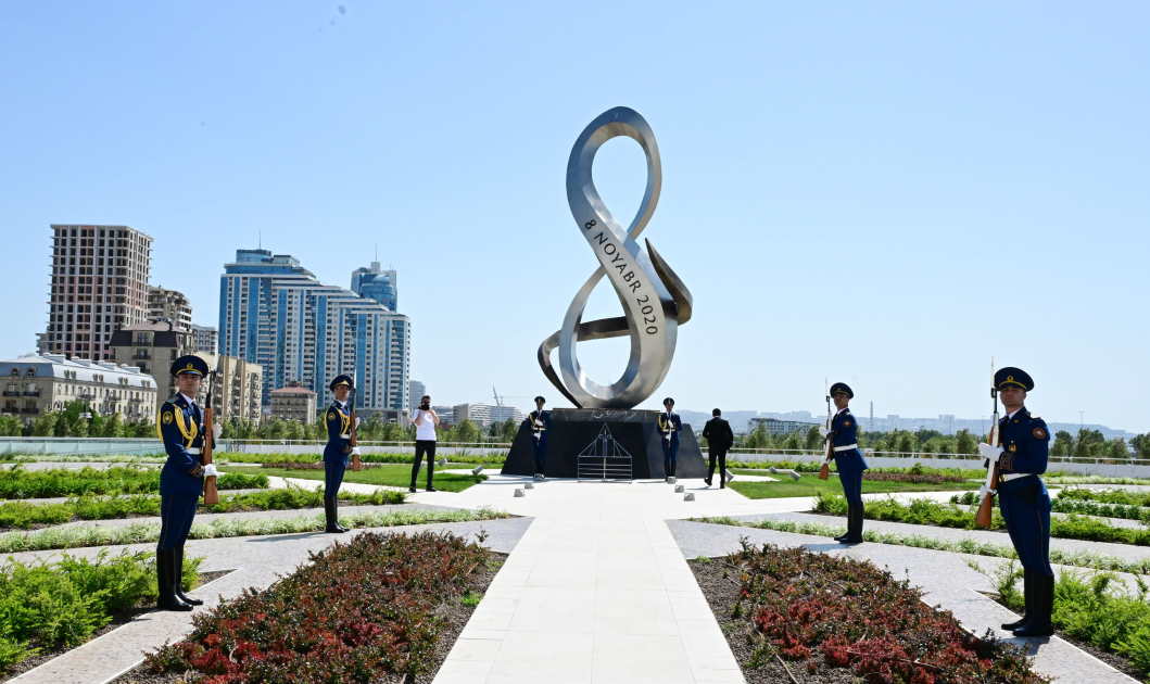 Ukraynanın xarici işlər naziri Bakıda Zəfər parkını və Şəhidlər xiyabanını ziyarət edib (FOTO)