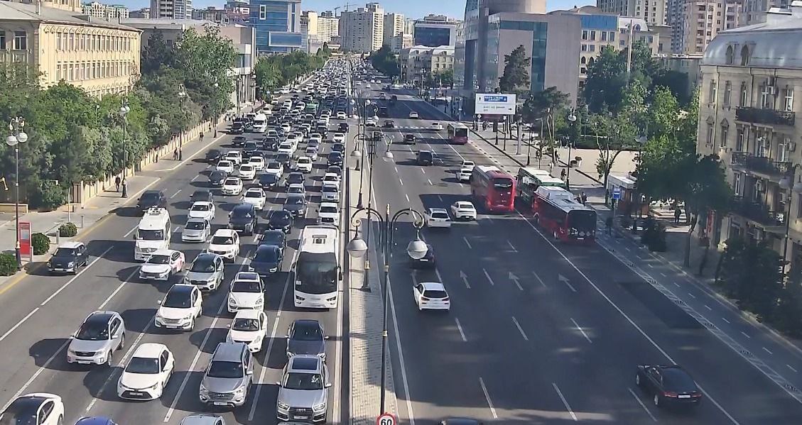 Sürücülərin NƏZƏRİNƏ: Bakıda bu yollarda sıxlıq var - SİYAHI (FOTO)