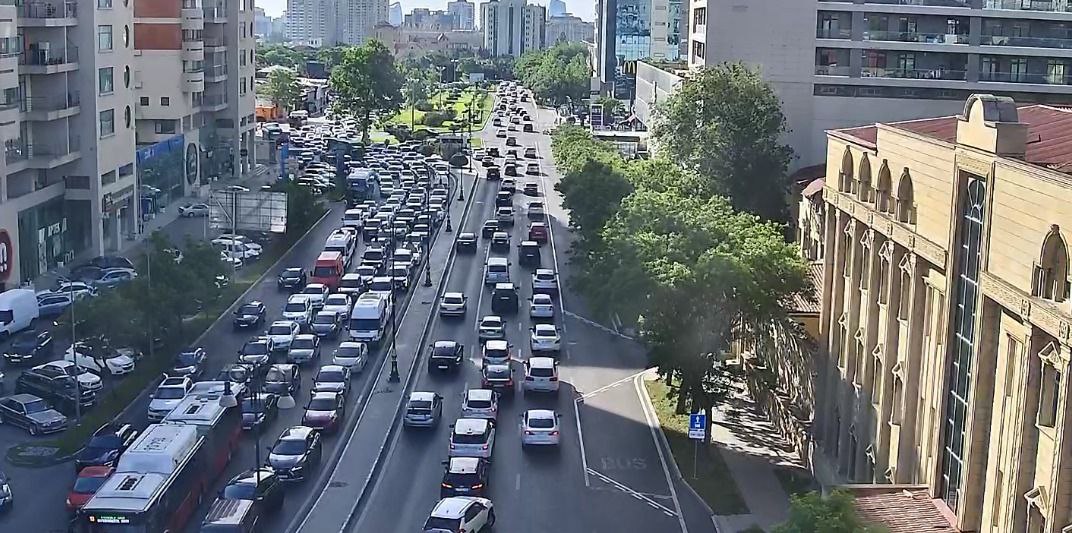 Sürücülərin NƏZƏRİNƏ: Bakıda bu yollarda sıxlıq var - SİYAHI (FOTO)