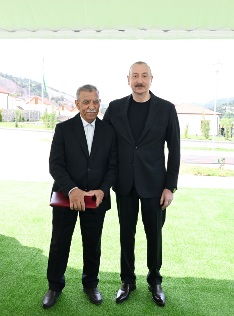 Prezident İlham Əliyev Laçının Bəylik kəndinə köçən sakinlərlə görüşüb, onlara evlərin açarlarını təqdim edib (FOTO) (YENİLƏNİB)