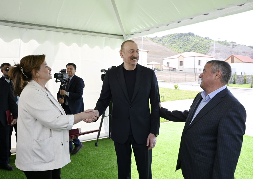Prezident İlham Əliyev Laçının Bəylik kəndinə köçən sakinlərlə görüşüb, onlara evlərin açarlarını təqdim edib (FOTO) (YENİLƏNİB)