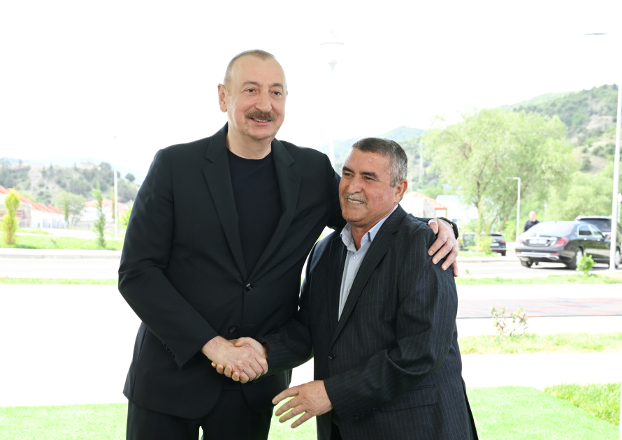 Prezident İlham Əliyev Laçının Bəylik kəndinə köçən sakinlərlə görüşüb, onlara evlərin açarlarını təqdim edib (FOTO) (YENİLƏNİB)