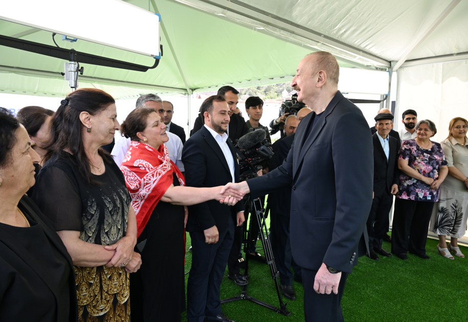 Prezident İlham Əliyev Laçının Bəylik kəndinə köçən sakinlərlə görüşüb, onlara evlərin açarlarını təqdim edib (FOTO) (YENİLƏNİB)
