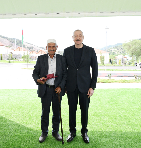 Prezident İlham Əliyev Laçının Bəylik kəndinə köçən sakinlərlə görüşüb, onlara evlərin açarlarını təqdim edib (FOTO) (YENİLƏNİB)