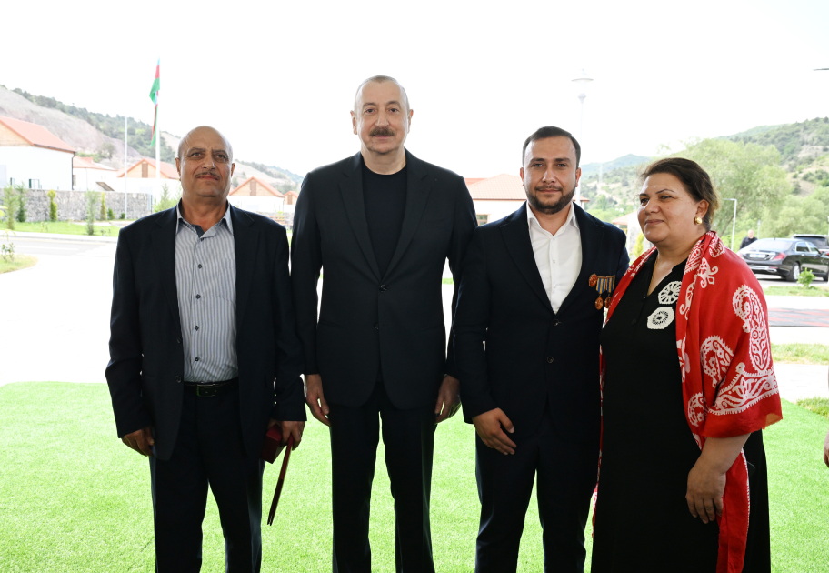 Prezident İlham Əliyev Laçının Bəylik kəndinə köçən sakinlərlə görüşüb, onlara evlərin açarlarını təqdim edib (FOTO) (YENİLƏNİB)