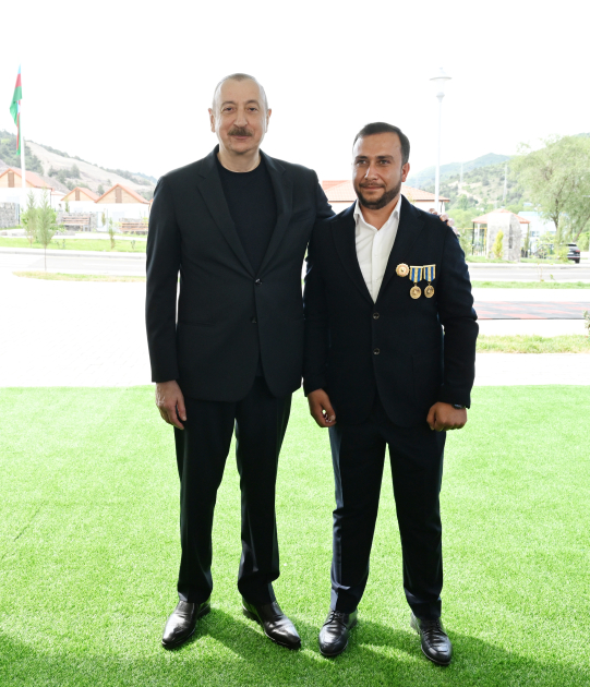 Prezident İlham Əliyev Laçının Bəylik kəndinə köçən sakinlərlə görüşüb, onlara evlərin açarlarını təqdim edib (FOTO) (YENİLƏNİB)