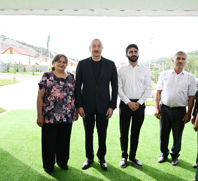 Prezident İlham Əliyev Laçının Bəylik kəndinə köçən sakinlərlə görüşüb, onlara evlərin açarlarını təqdim edib (FOTO) (YENİLƏNİB)
