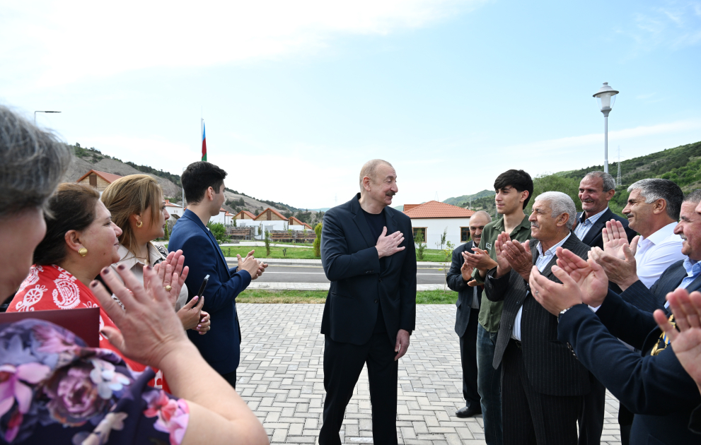 Prezident İlham Əliyev Laçının Bəylik kəndinə köçən sakinlərlə görüşüb, onlara evlərin açarlarını təqdim edib (FOTO) (YENİLƏNİB)