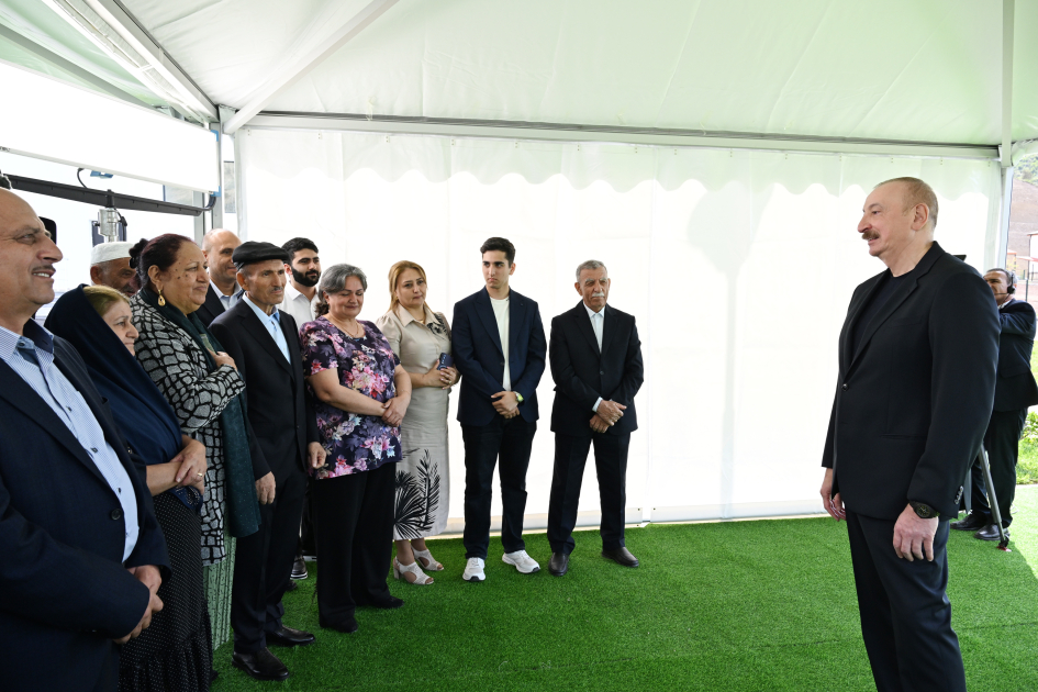 Prezident İlham Əliyev Laçının Bəylik kəndinə köçən sakinlərlə görüşüb, onlara evlərin açarlarını təqdim edib (FOTO) (YENİLƏNİB)