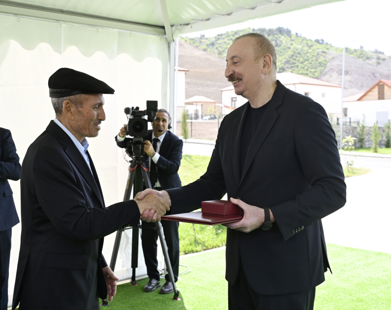 Prezident İlham Əliyev Laçının Bəylik kəndinə köçən sakinlərlə görüşüb, onlara evlərin açarlarını təqdim edib (FOTO) (YENİLƏNİB)