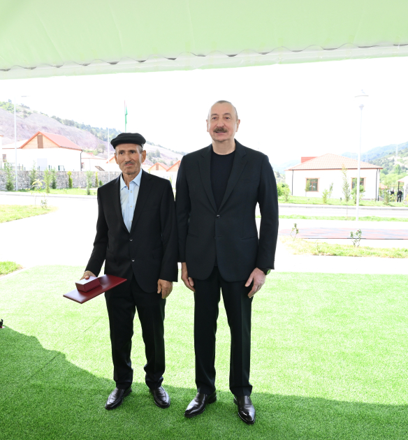 Prezident İlham Əliyev Laçının Bəylik kəndinə köçən sakinlərlə görüşüb, onlara evlərin açarlarını təqdim edib (FOTO) (YENİLƏNİB)