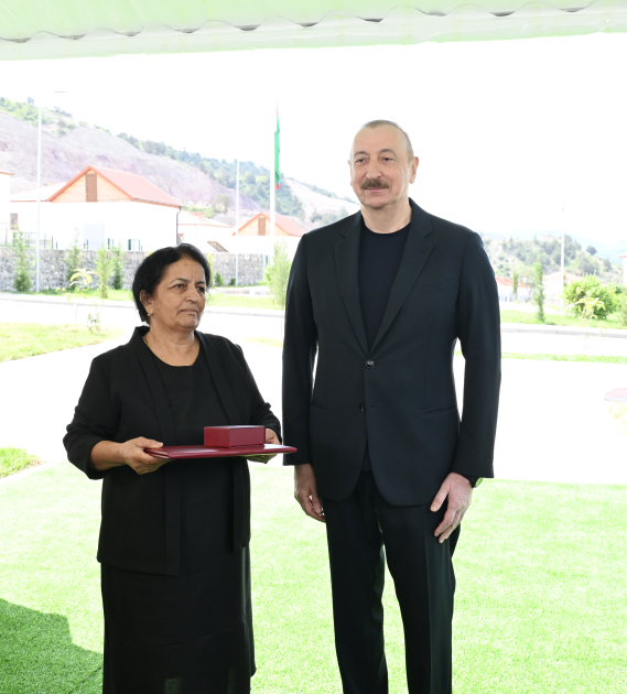 Prezident İlham Əliyev Laçının Bəylik kəndinə köçən sakinlərlə görüşüb, onlara evlərin açarlarını təqdim edib (FOTO) (YENİLƏNİB)