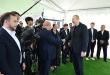 Prezident İlham Əliyev Laçının Bəylik kəndinə köçən sakinlərlə görüşüb, onlara evlərin açarlarını təqdim edib (FOTO/VİDEO) (YENİLƏNİB)