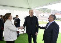 Prezident İlham Əliyev Laçının Bəylik kəndinə köçən sakinlərlə görüşüb, onlara evlərin açarlarını təqdim edib (FOTO/VİDEO) (YENİLƏNİB)