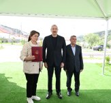 Prezident İlham Əliyev Laçının Bəylik kəndinə köçən sakinlərlə görüşüb, onlara evlərin açarlarını təqdim edib (FOTO/VİDEO) (YENİLƏNİB)