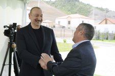 Prezident İlham Əliyev Laçının Bəylik kəndinə köçən sakinlərlə görüşüb, onlara evlərin açarlarını təqdim edib (FOTO/VİDEO) (YENİLƏNİB)