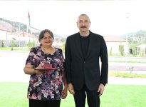 Prezident İlham Əliyev Laçının Bəylik kəndinə köçən sakinlərlə görüşüb, onlara evlərin açarlarını təqdim edib (FOTO/VİDEO) (YENİLƏNİB)