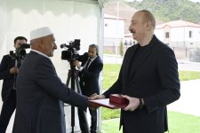 Prezident İlham Əliyev Laçının Bəylik kəndinə köçən sakinlərlə görüşüb, onlara evlərin açarlarını təqdim edib (FOTO/VİDEO) (YENİLƏNİB)