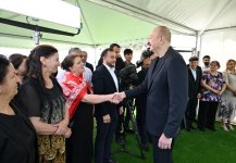 Prezident İlham Əliyev Laçının Bəylik kəndinə köçən sakinlərlə görüşüb, onlara evlərin açarlarını təqdim edib (FOTO/VİDEO) (YENİLƏNİB)