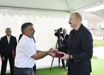 Prezident İlham Əliyev Laçının Bəylik kəndinə köçən sakinlərlə görüşüb, onlara evlərin açarlarını təqdim edib (FOTO/VİDEO) (YENİLƏNİB)
